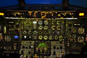 DC10 COCKPIT(002)